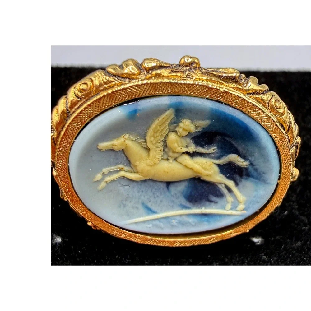 Vintage Dante Blue Pegasus Cameo Cufflinks Gold Tone Mythology Bellerophon